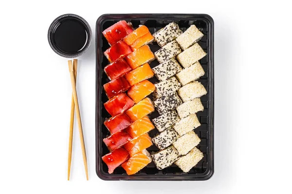 Sushi Set Met Wasabi Gember Sojasaus Geserveerd Plastic Doos Afhaalmaaltijden — Stockfoto