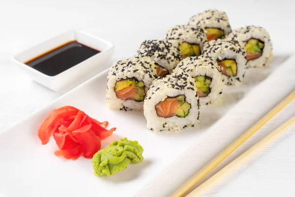 Sushi Roll Californië Met Zalm Sesamzaad Avocado Roomkaas Witte Achtergrond — Stockfoto