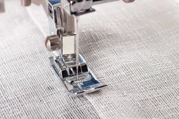 Modern Dikiş Makinesi Keten Kumaşlı Iplikli Ayaklı Yakın Plan Şlem — Stok fotoğraf