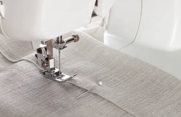 現代のミシンは リネン生地と糸で足を押すと クローズアップ 縫製プロセス服 カーテン ビジネス 手作り 廃棄物ゼロ リサイクル 修理の概念 — ストック写真
