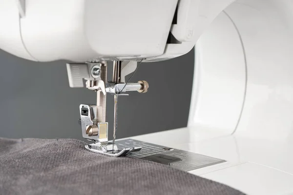 Moderní Šicí Stroj Přítlačná Patka Šedou Tkaninou Nití Detailní Záběr — Stock fotografie