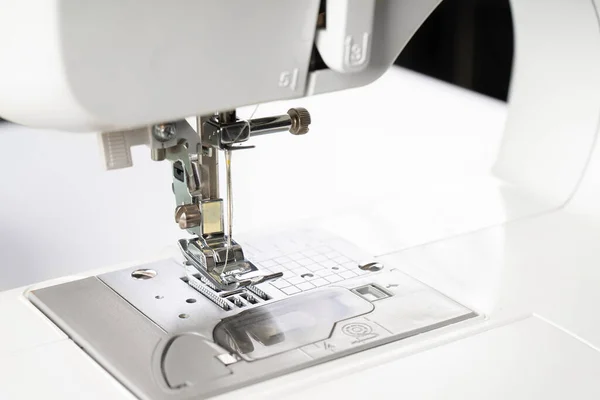 現代の白いミシンプレス足を閉じると マクロ 縫製機器 アトリエビジネスのための作業ツール — ストック写真