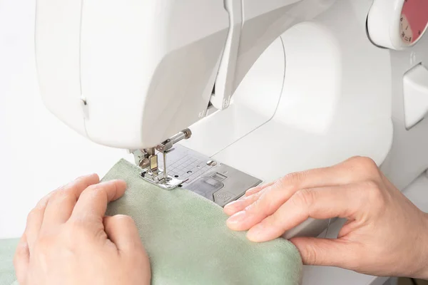 Mains Féminines Cousant Tissu Blanc Sur Une Machine Coudre Moderne — Photo