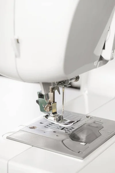 现代白色缝纫机加压脚部特写 缝纫设备 工作室业务工作工具 — 图库照片