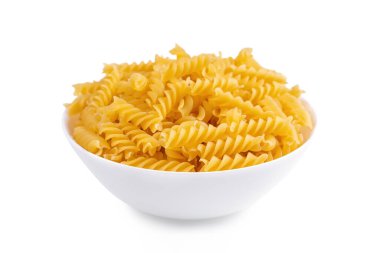Fusilli kasede ve beyaz arka planda izole. Çiğ makarna spiral şekli, aşçı malzemesi, geleneksel İtalyan mutfağı..