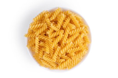 Fusilli kasede ve beyaz arka planda izole. Çiğ makarna spiral şekli, aşçı malzemesi, geleneksel İtalyan mutfağı..