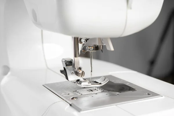Moderna Máquina Costura Branca Calcador Close Macro Equipamentos Costura Ferramenta — Fotografia de Stock
