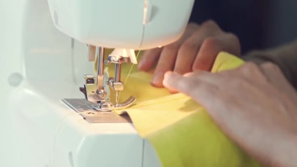 压脚和缝纫机针在动 缝制面料的过程 女裁缝在现代缝纫机上的缝纫车间缝制黄色面料 专业设备 — 图库视频影像