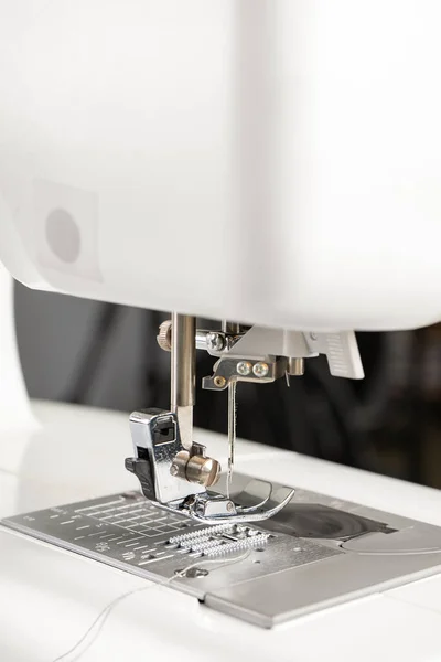 Moderne Weiße Nähmaschine Nähmaschine Nahaufnahme Makro Nähgeräte Arbeitsmittel Für Ateliergeschäft — Stockfoto
