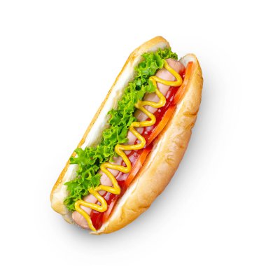 Sarı hardallı ev yapımı hot dog, ketçap, domates ve beyaz arka planda izole edilmiş taze salata yaprakları. Fast food, sokak yemeği, Amerikan mutfağı.