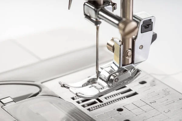 Moderne Weiße Nähmaschine Nähmaschine Nahaufnahme Makro Nähgeräte Arbeitsmittel Für Ateliergeschäft — Stockfoto