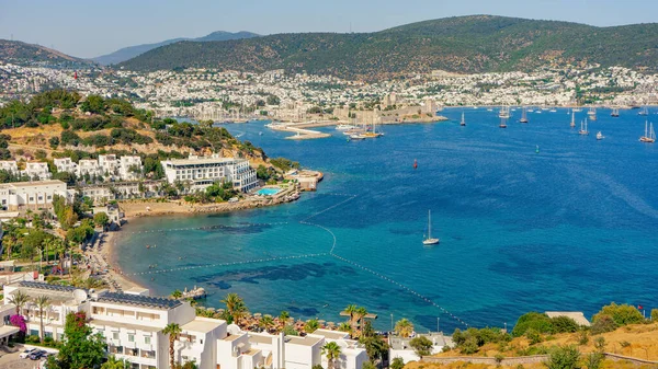 Bodrum şehrinin panoramik manzarası, Türkiye ve Aziz Peter Kalesi ve marina. Yaz manzarası, popüler seyahat beldesi