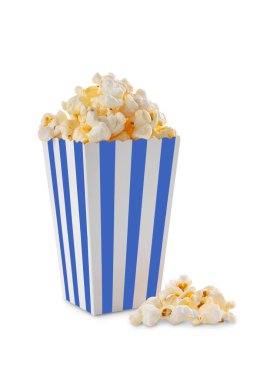 Beyaz arka planda izole edilmiş lezzetli peynirli patlamış mısırlı mavi çizgili karton kova. Patlamış mısır taneleriyle dolu bir kutu. Fast food, sinema, sinema ve eğlence konsepti.