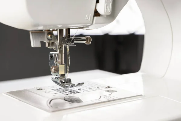 Современная Белая Швейная Машинка Прижимной Ножки Крупным Планом Макро Швейное — стоковое фото