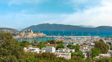 Bodrum şehrinin panoramik manzarası, Türkiye ve Aziz Peter Kalesi ve marina. Yaz manzarası, popüler seyahat beldesi