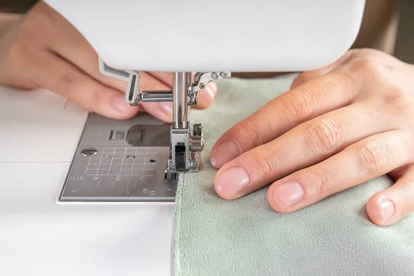 Жіночі Руки Шиють Зелену Тканину Сучасній Швейній Машині Робочому Місці — стокове фото