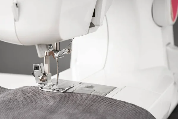 Máquina Costura Moderna Com Tecido Cinza Costura Roupas Processo Cortinas — Fotografia de Stock