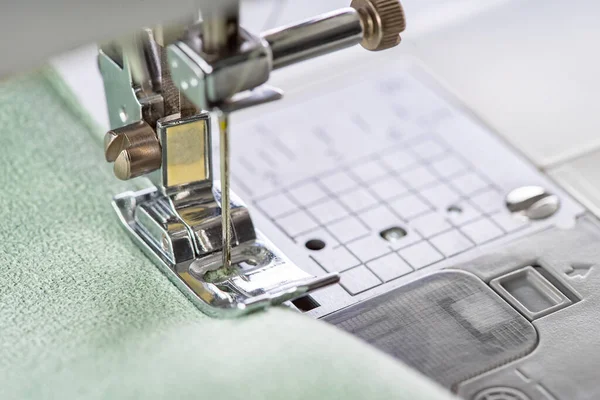 Современная Швейная Машинка Прижимной Лапы Зеленой Тканью Ниткой Крупным Планом — стоковое фото