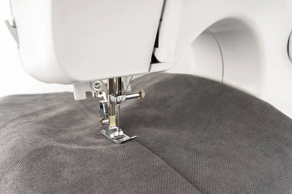 Gri Kumaşlı Modern Dikiş Makinesi Şlem Kıyafetleri Perdeler Döşemeler Hobi — Stok fotoğraf