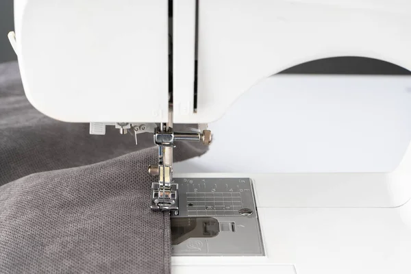 グレーの生地と現代のミシン 縫製プロセス服 カーテン ビジネス 手作り 廃棄物ゼロ リサイクル 修理の概念 — ストック写真