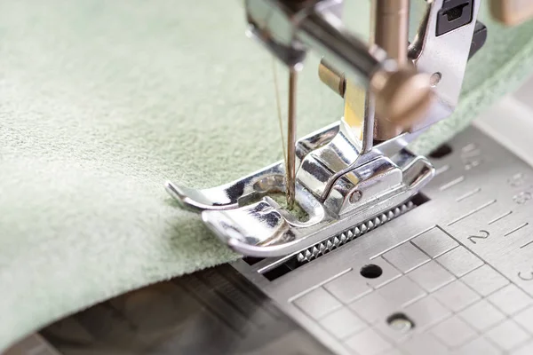 現代のミシンは緑の生地と糸で足を押すと マクロを閉じます 縫製プロセス服 カーテン ビジネス 手作り 廃棄物ゼロ リサイクル 修理の概念 — ストック写真