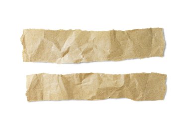 Yırtık kenarlı kahverengi kağıt parçaları beyaz arka planda izole edilmiş. Geri dönüştürülmüş el işi kağıt kırışıklığı, buruşuk doku, yırtık grunge kenarı. Metin için kopyalama alanı olan şablon, modelleme.