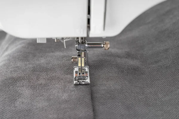 Macchina Cucire Moderna Con Tessuto Grigio Cucire Vestiti Processo Tende — Foto Stock