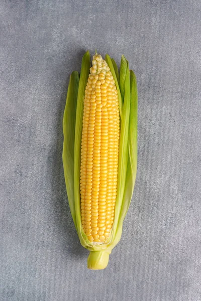 Свіже Жовте Вухо Кукурудзи Зеленим Листям Фоні Сірої Текстури Харчовий — стокове фото