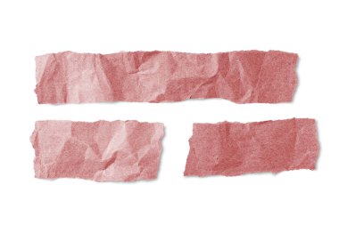 Kırmızıya bulanmış kağıt parçalarının kenarları beyaz arka planda izole edilmiş. Geri dönüştürülmüş el işi kağıt kırışıklığı, buruşuk doku, yırtık grunge kenarı. Metin için kopyalama alanı olan şablon, modelleme.