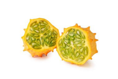 Kiwano meyvesi, beyaz arka planda izole edilmiş yeşil boynuzlu kavun. Organik portakallı kiwano, Afrika boynuzlu kavun dilimleri yeşil, içi jöle gibi tohumlar yakın..