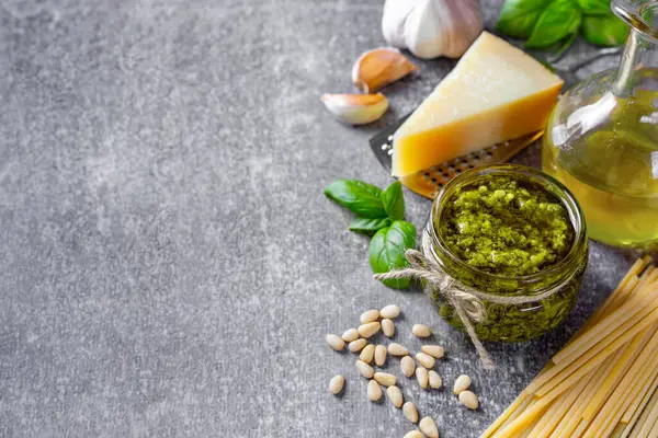 Salsa Pesto Casera Tarro Vidrio Pequeño Ingredientes Para Pasta Sobre Imágenes De Stock Sin Royalties Gratis