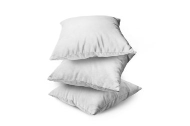 Beyaz arka planda izole edilmiş beyaz yastık yığını. Uyumak ve dinlenmek için dekoratif yastık yığını, iç mekan, ev dekorasyonu.