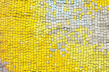 Soyut mozaik seramik seramik zemin. Sarı ve beyaz seramik fayanslardan oluşan kaotik desen, duvar dekoru, iç tasarım elementi. Duvar kağıdı, arkaplan, kopyalama alanı.