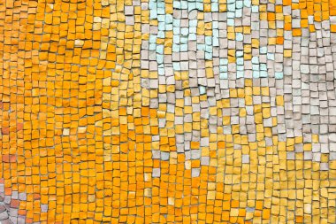 Soyut mozaik seramik seramik zemin. Turuncu ve beyaz seramik fayanslardan oluşan kaotik desen, duvar dekoru, iç tasarım elementi. Duvar kağıdı, arkaplan, kopyalama alanı.