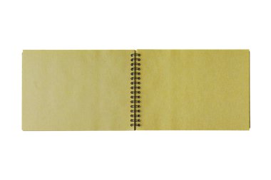Beyaz arka planda izole edilmiş iki el işi sarı çarşaflı spiral kaplı bir not defteri. Üst görünüm, metin, şablon ve modelleme için boşluk kopyala