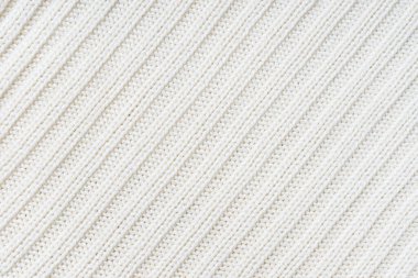 Jersey tekstil arka planı, beyaz çizgili örgü kumaş. Yünlü örgü, kazak, kazak, kazak yüzey dokusu, tekstil yapısı, kumaş yüzey, örgü kumaş dokusu.