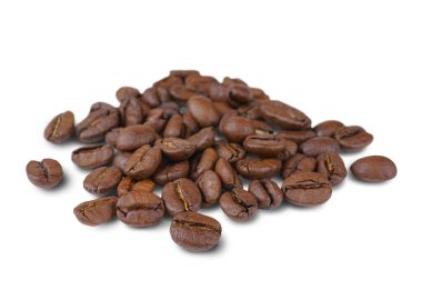 Aromatik kavrulmuş Arabika kahve çekirdekleri yığını, yakın plan, beyaz arkaplanda izole edilmiş makro. Duvar kağıdı, doku, arkaplan, üst görünüm.