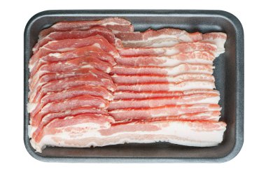 Beyaz arka planda siyah plastik pakette çiğ domuz pastırması. Çizgili göğüs eti dilimleri, taze ince dilimlenmiş pastırma, yemek malzemesi.