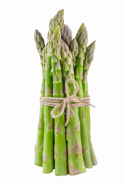 Beyaz arka planda bir sürü çiğ yeşil kuşkonmaz var. Yenebilir serçe otu filizleri, sicimle bağlanmış sapları. Sağlıklı yemek, taze sebze, yemek için malzeme.