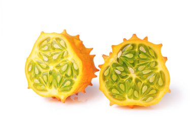 Kiwano meyvesi, beyaz arka planda izole edilmiş yeşil boynuzlu kavun. Organik portakallı kiwano, Afrika boynuzlu kavun dilimleri yeşil, içi jöle gibi tohumlar yakın..