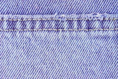 Dikişli mor kot pantolon kumaşı, yakın çekim, makro. Kumaş dokusu duvar kağıdı, arkaplan, tasarım ayrıntıları.