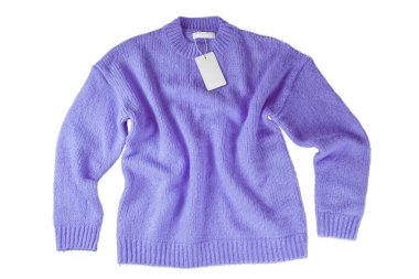 Mor uçan buruşuk kadın sonbahar örgü süveteri ve beyaz arka planda boş etiket etiketi. Yaratıcı kıyafet konsepti, kışlık rahat, gıcırtılı kazak. Moda şablonu, model