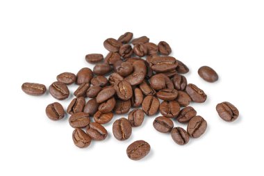 Yığınla, kavrulmuş aromatik aromalı kahve çekirdekleri yakın çekim, beyaz arka planda izole edilmiş makro. Tasarım ögesini kes