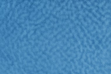 Sahte kürk, kadife mavi kumaş ya da dalgalı efektli kumaş. Yapay kürk kumaşının yumuşak kumaş dokusu. Tuvalin arka planı. Perde, döşeme, duvarlar, kıyafetler için dekoratif kumaş.