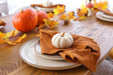 Sonbahar, sonbahar, Cadılar Bayramı ya da Şükran Günü şenlik masası. Tahta arka planda düşmüş yapraklar, balkabakları ve peçeteler.. 