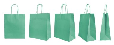 Farklı açılar, farklı bakış açıları beyaz arka planda izole edilmiş boş yeşil el işi kağıt torbaları. Geri dönüşümlü kağıttan yapılmış çevre dostu alışveriş torbası, geri dönüşüm konsepti. Model, şablon
