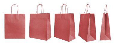 Farklı açılar, farklı perspektifler beyaz arka planda izole edilmiş boş kırmızı el işi kağıt torbaları. Geri dönüşümlü kağıttan yapılmış çevre dostu alışveriş torbası, geri dönüşüm konsepti. Model, şablon