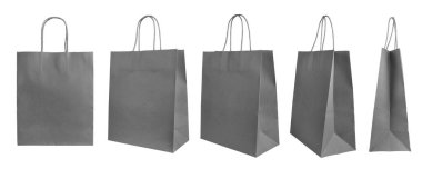 Farklı açılar, farklı perspektifler beyaz arka planda izole edilmiş boş gri el işi kağıt torbaları. Geri dönüşümlü kağıttan yapılmış çevre dostu alışveriş torbası, geri dönüşüm konsepti. Model, şablon