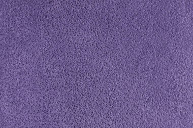 Kabartmalı benekli mor süet deri desenli. Tüylü kumaş yüzey, dekoratif döşeme, ev dekorasyonu ve giysi. Duvar kağıdı, arkaplan, arkaplan.