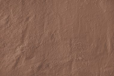 Stucco alçı yüzey, fırça darbesi arka plan, yakın çekim kahverengi çimento makro doku, beton duvar dokusu. Duvar kağıdı, arkaplan, mimari tasarım ögesi